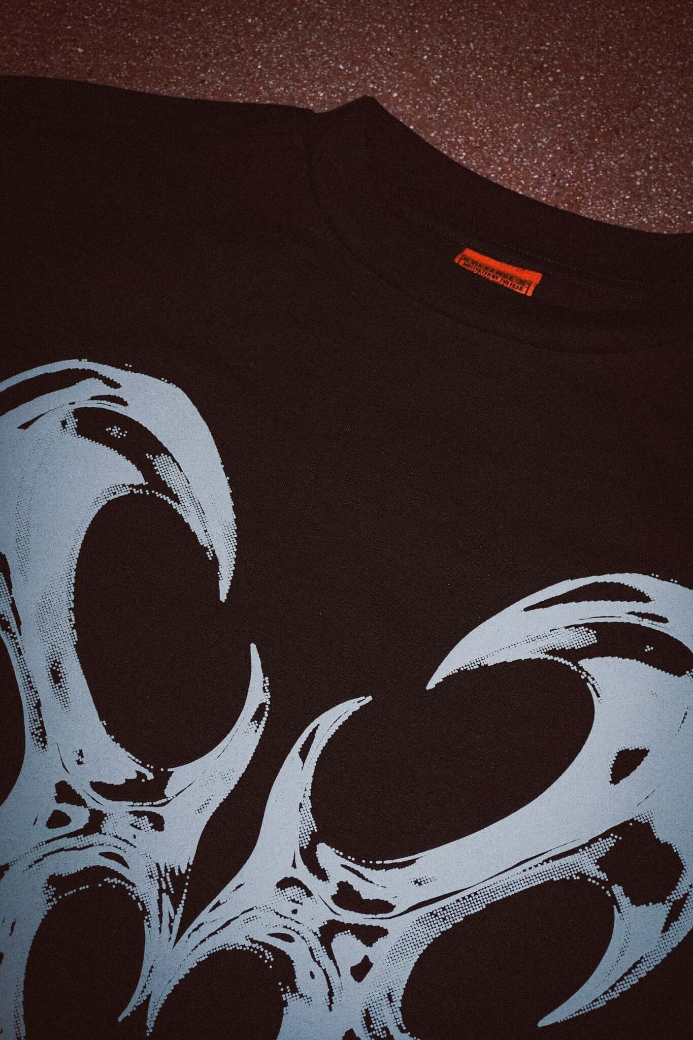 LOVE IS A TREND BLACK TEE CON STAMPA SERIGRAFICA RIGONFIATA