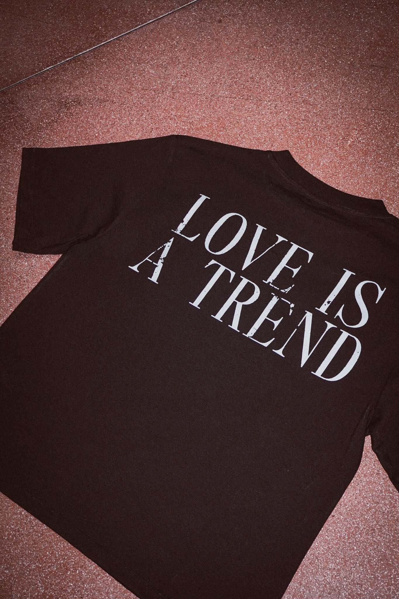 LOVE IS A TREND BLACK TEE CON STAMPA SERIGRAFICA RIGONFIATA