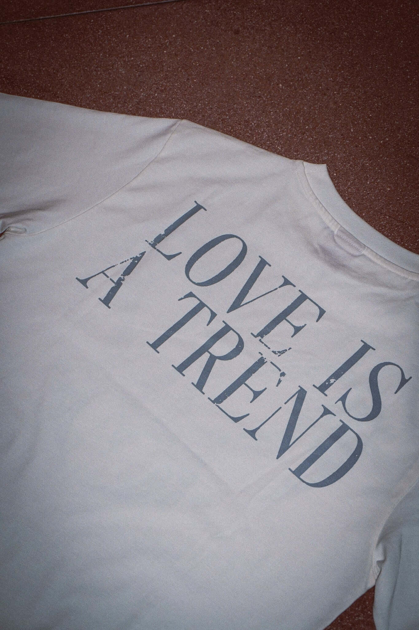LOVE IS A TREND TEE WHITE CON STAMPA SERIGRAFICA RIGONFIATA