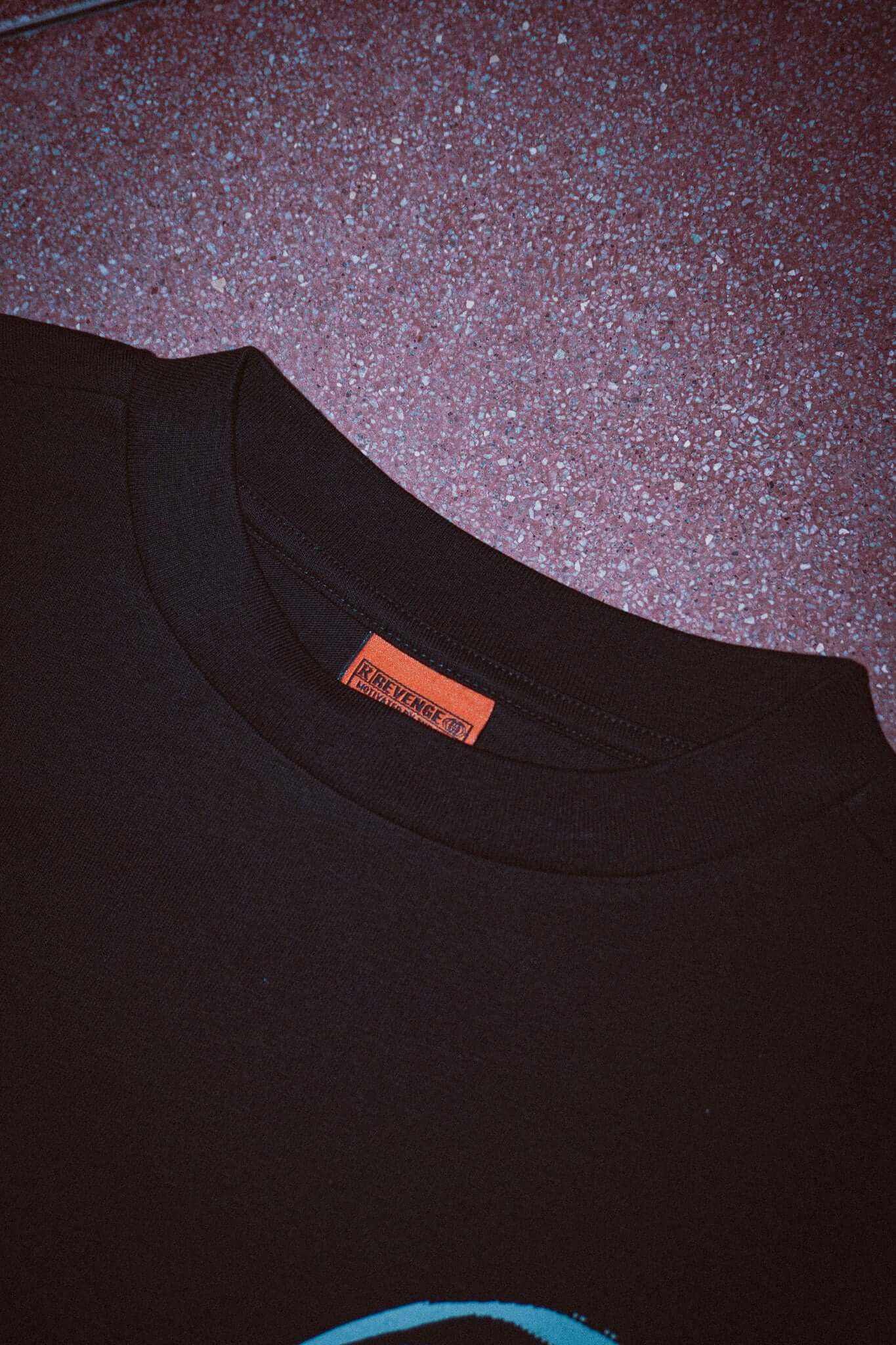 LOVE IS A TREND BLACK TEE CON STAMPA SERIGRAFICA RIGONFIATA